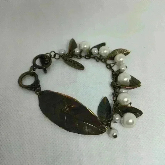 Plunder Leaf and Pearl Bracelet - Picture 1 of 2